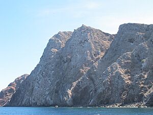 Archivo:Redonda west cliffs