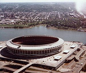 Archivo:Riverfront Stadium in Cincinnati, Ohio