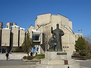 Archivo:Ss Cyril and Methodius University campus Skopje