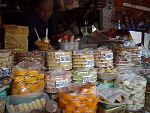 Archivo:Tienda de dulces en los portales de Toluca (juandazeng) 001