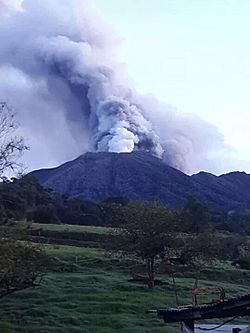 Archivo:Turrialba volcano eruption 2014. Costa Rica (3)