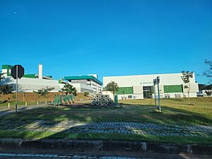 Archivo:UFFS - Campus Chapecó - Bicicletário e Laboratório 03