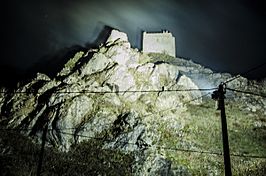 Imagen nocturna del castillo de Úrbel.
