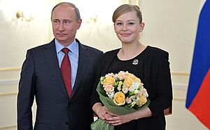 Archivo:Vladimir Putin and Yulia Peresild, March 2013