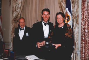 Archivo:1999 Bill Nye receives Public Service Award from National Science Board