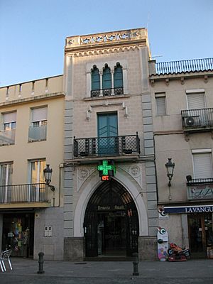 Archivo:241 Farmàcia Amadó, plaça Prat de la Riba