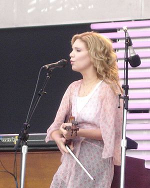 Archivo:AlisonKraussCrossroads2007