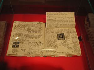 Archivo:Anne Frank Diary at Anne Frank Museum in Berlin-pages-92-93