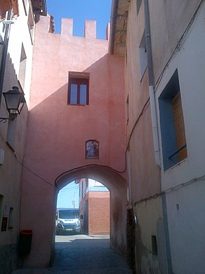 Archivo:Arco-capilla de San Miguel desde el Areal (Ateca)