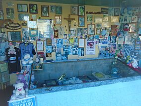 Archivo:Bóveda donde descansan los restos de Rodrigo, en el cementerio privado Las Praderas (Nueve de Abril, provincia de Buenos Aires).