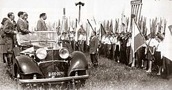 Archivo:Bierut na Krajowym Zlocie ZWM