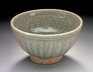 Archivo:Bowl with Incised Peony Designs LACMA AC1997.252.1