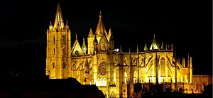 Archivo:Catedral de León iluminada