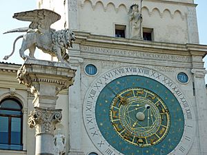 Archivo:Clock tower and Lion of St. Mark in Padova - just like the ones in Venice