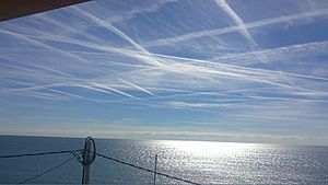 Archivo:Contrails in Sitges