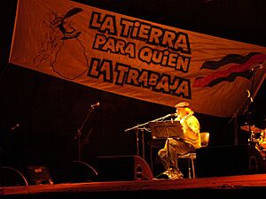 Archivo:Daniel Viglietti - La tierra para quien la trabaja