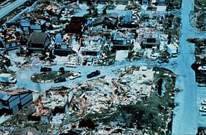 Archivo:Destruction following hurricane andrew