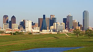 Archivo:Downtown Dallas from the Trinity River