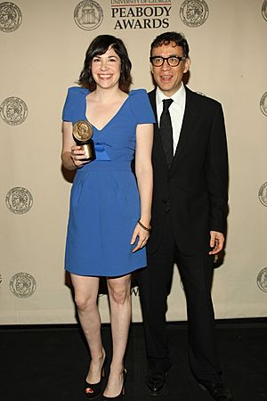 Archivo:Fred Armisen and Carrie Brownstein with Peabody Award