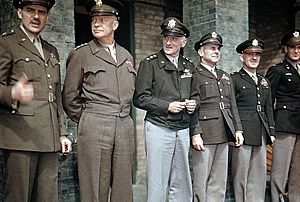 Archivo:Generals Anton; Eisenhower; Carl Spaatz; Jimmy Doolittle, CO 8th Air Force; Gen. William Kepner, CO, 8th AF Fighter Command, Col. Don Blakeslee.Debden April 1944