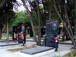 Archivo:Gravestones of Azeri soldiers died in Karabakh war