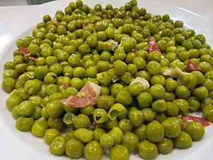 Archivo:Guisantes cocidos salteados con jamón serrano (España)