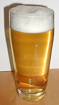 Archivo:Helles im Glas-Helles (pale beer)