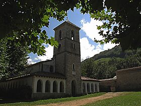 Iglesia de Santa Eulalia - templo medieval del oriente de Asturias (6862837116).jpg
