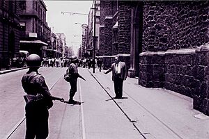 Archivo:L'exèrcit al carrer 30 de juliol