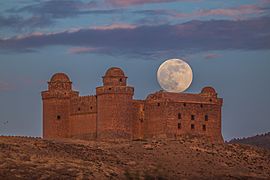 Luna sobre el Castillo de La Calahorra