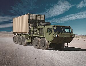 Archivo:M1074A1 PLS with Oshkosh CHU