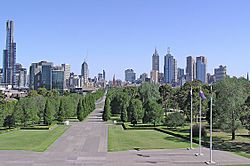 Archivo:Melbourne CBD (View from the top of Shrine of Remembrance)
