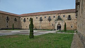 Archivo:Monasterio de Santa María la Real, Aguilar de Campoo. Fachada