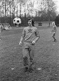 Archivo:Nederlands elftalselectie traint in Zeist nr 13, 14 Willy van der Kuylen tijde, Bestanddeelnr 927-5907