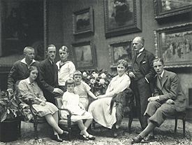 Archivo:Nicola Perscheid - Gustav Krupp von Bohlen und Halbach und Familie 1928