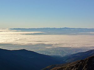 Archivo:Nieblas matinales en el valle del Tiétar