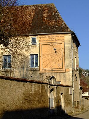 Archivo:Noyers-sur-Serein - Ancien Collège - Cadran Solaire