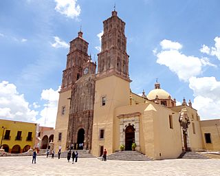 Parroquia de Nuestra Señora de los Dolores en Dolores Hidalgo, Guanajuato, México.jpg
