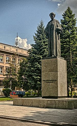 Archivo:Pomnik Marii Skłodowskiej