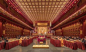 Archivo:Praying monks and nuns in the Buddha Tooth Relic Temple of Singapore