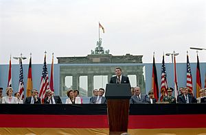 Archivo:President Ronald Reagan making his Berlin Wall speech
