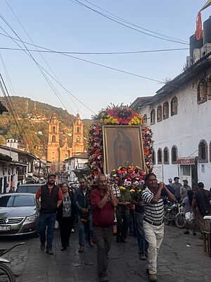 Archivo:Procesión Día de la Virgen de Guadalupe 01