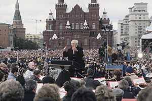 Archivo:RIAN archive 947952 Conductor Mstislav Rostropovich performs on Moscow's Red Square