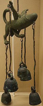 Archivo:Roman wind chime (tintinabulum) flying phallus with bells