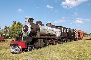 Archivo:Steam locomotive Inhambane
