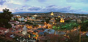 Archivo:Tbilisi sunset-6