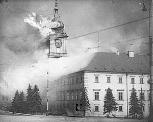Archivo:The Royal Castle in Warsaw - burning 17.09.1939