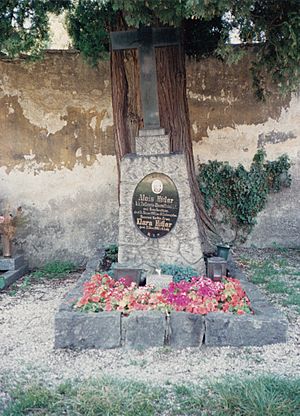 Archivo:The graves of Alois and Klara Hitler at Leonding near Linz