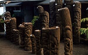 Archivo:Tiki statue shop 2, Hawaii, 1959