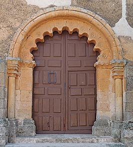 Entrada de estilo románico de la iglesia